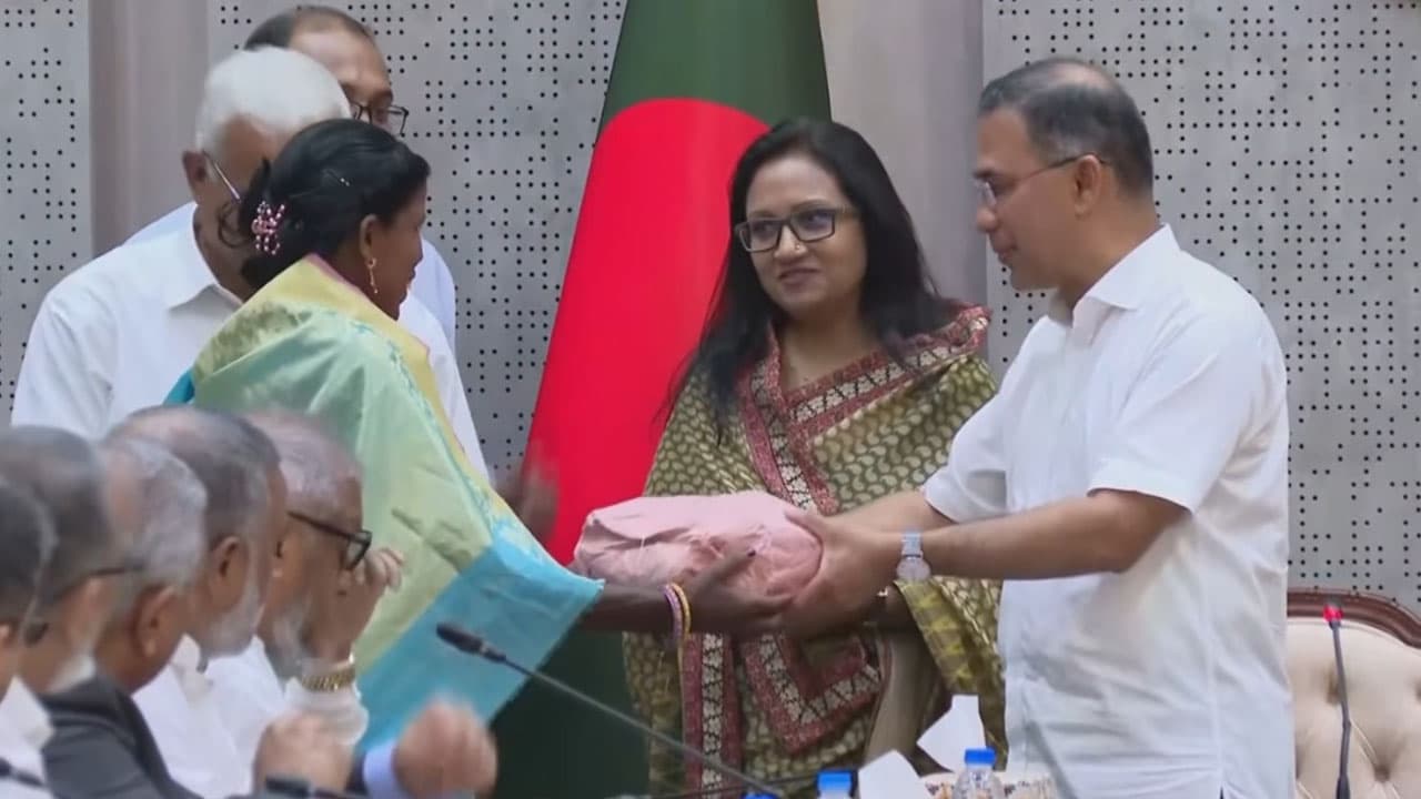 প্রধানমন্ত্রী তারেক রহমানকে চা-পাতা উপহার দিলেন শ্রমিক সন্তুকী