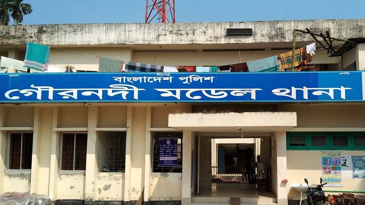 গৌরনদীতে সশস্ত্র ডাকাতির ঘটনা, শিক্ষক ও ছেলেকে জিম্মি করে লুটপাট