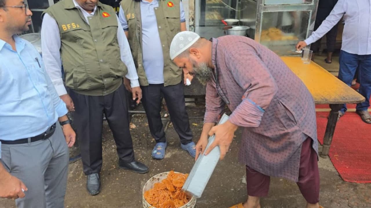 বগুড়ায় জিলাপিতে ক্ষতিকর রাসায়নিক ‘হাইড্রোজ’ শনাক্ত, ১২ কেজি ধ্বংস