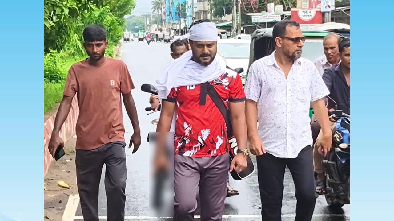 ঈশ্বরদীতে কাফনের কাপড় জড়িয়ে অস্ত্র হাতে সাবেক ছাত্রদল নেতার মহড়া, মুচলেকায় মুক্তি