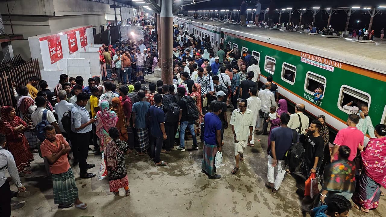কুমিল্লায় ট্রেনে কাটা পড়ে দাদি ও নাতনির মৃত্যু