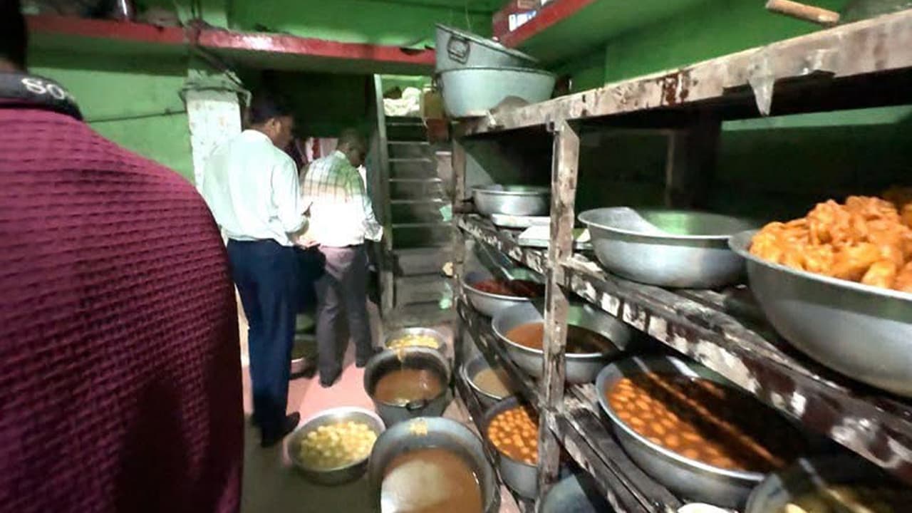 মিস্টি বানাতে ক্ষতিকারক রঙের ব্যবহার, ২ প্রতিষ্ঠানকে ৩ লাখ টাকা জরিমানা