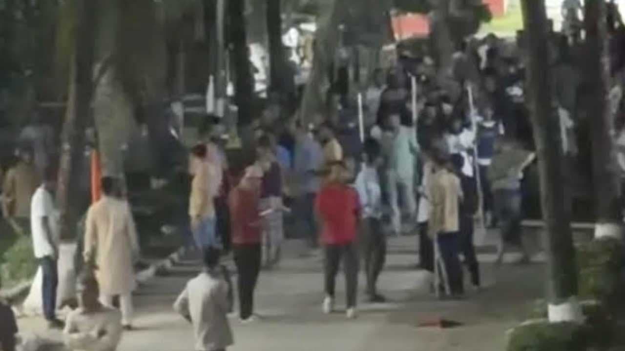 ব্রাহ্মণবাড়িয়ায় উচ্চশব্দে গান বাজানো নিয়ে পুলিশ ও মাদ্রাসাছাত্রদের সংঘর্ষ, আহত ৩০