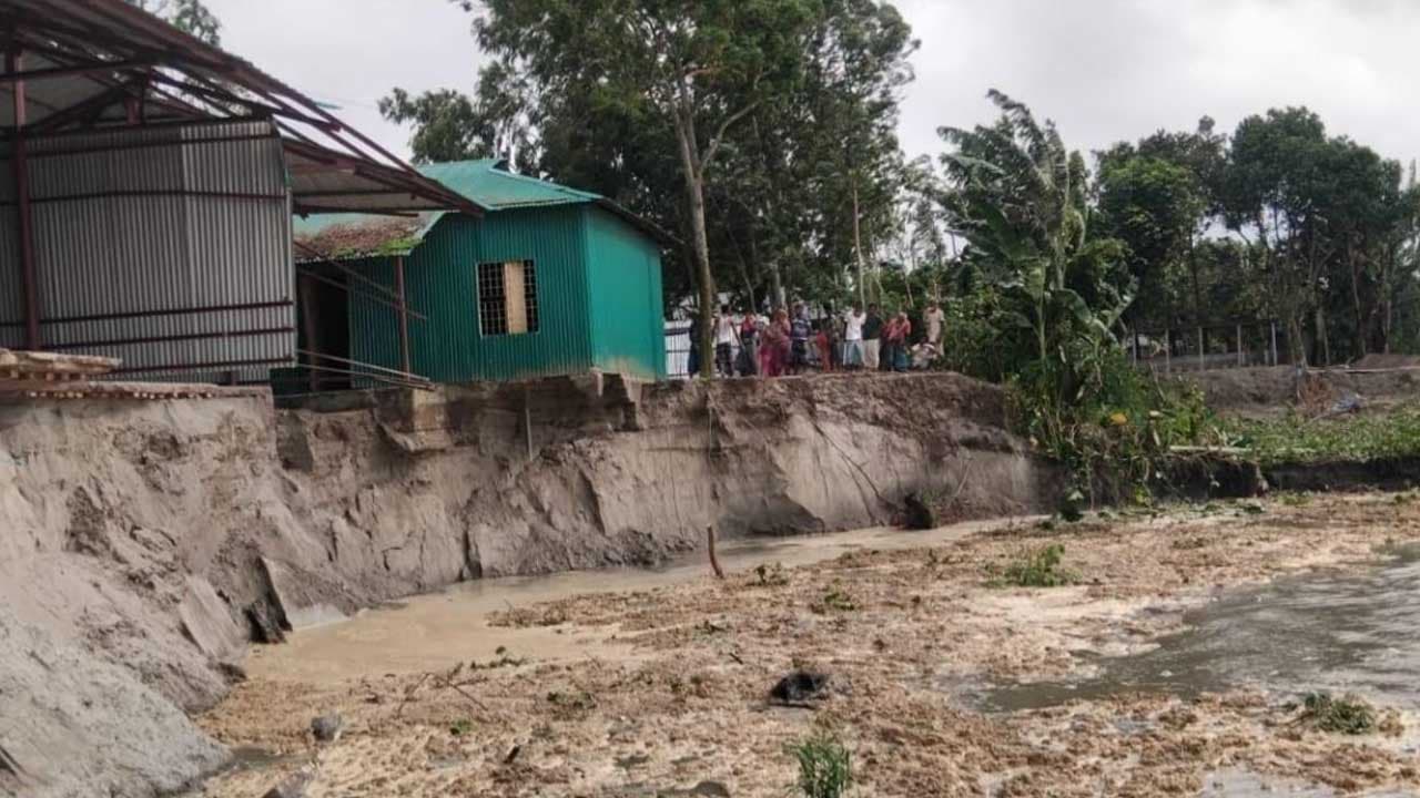 গাইবান্ধায় নদীভাঙনে বিলীন চরের একমাত্র প্রাথমিক বিদ্যালয়