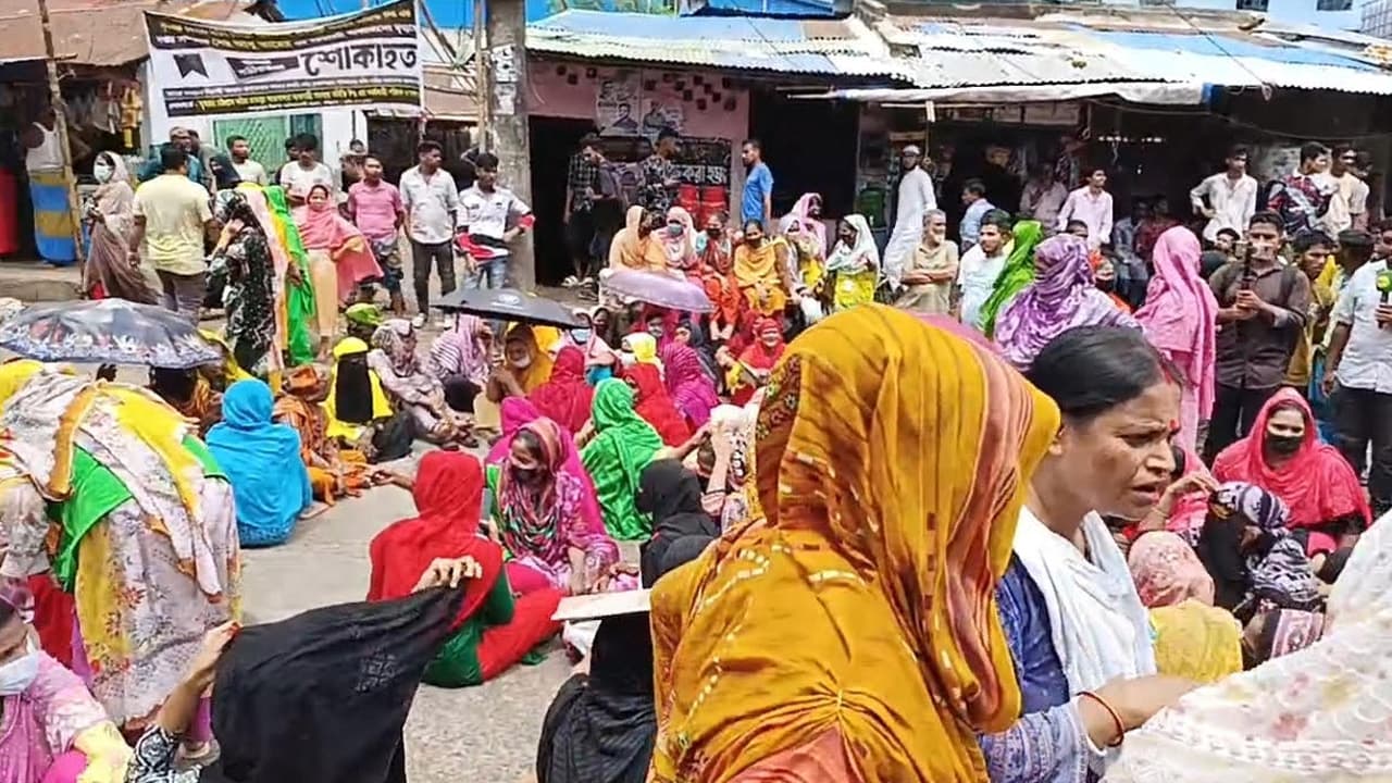 চট্টগ্রামে বকেয়া বেতন ও ছাঁটাইয়ের প্রতিবাদে পোশাক শ্রমিকদের সড়ক অবরোধ