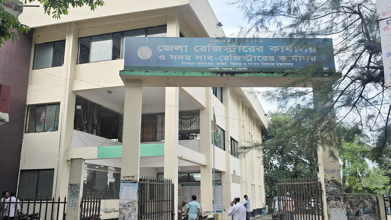 জীবিত মাকে মৃত দেখিয়ে জমি রেজিস্ট্রির চেষ্টা, আটকে দিলেন সাবরেজিস্ট্রার