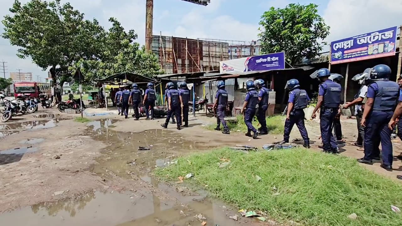 নাটোরে বাস কাউন্টার দখল নিয়ে সংঘর্ষ, আহত ৬