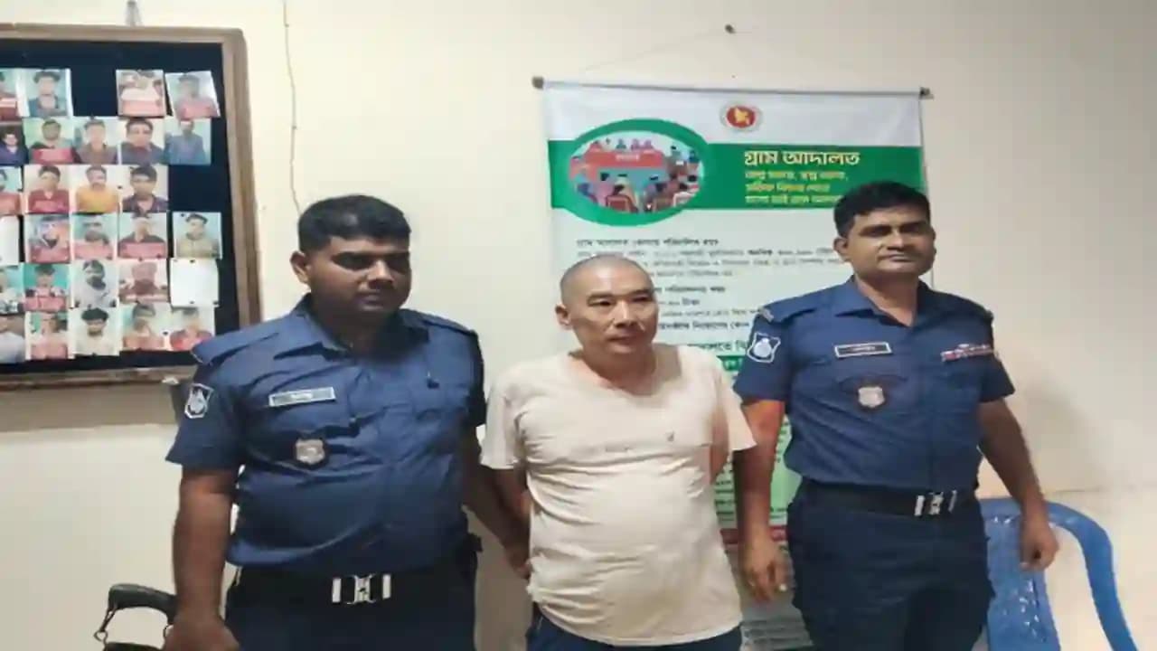 ইসলামী ব্যাংকের অ্যাকাউন্ট হ্যাক করে ৭ লাখ টাকা আত্মসাতের অভিযোগে চীনা নাগরিকসহ ২ আটক