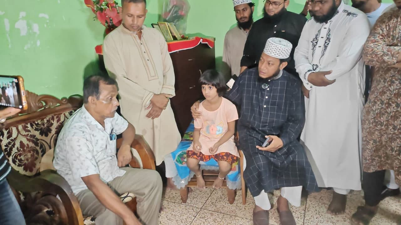 কলকাতায় অগ্নিকাণ্ডে নিহত সাংবাদিকের পরিবার পরিদর্শনে এমপি আমির হামজা