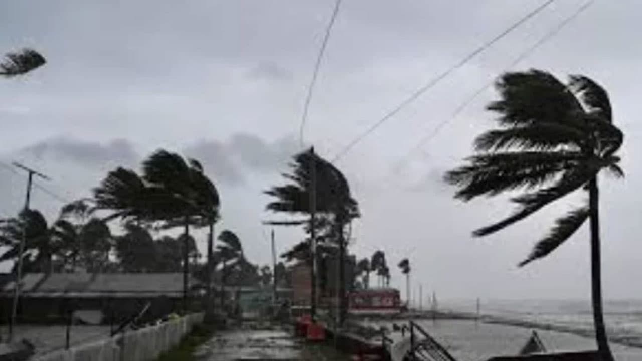 দেশের ৬ জেলায় ঝড়ো হাওয়ার পূর্বাভাস, নদীবন্দরে ১ নম্বর সতর্ক সংকেত