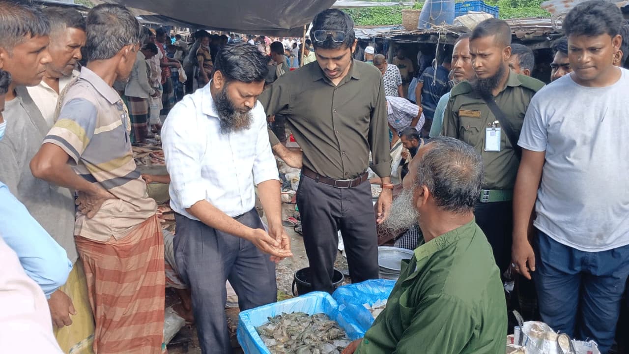 চিংড়িতে জেলি মিশিয়ে বিক্রির দায়ে ব্যবসায়ীর ৩ হাজার টাকা জরিমানা