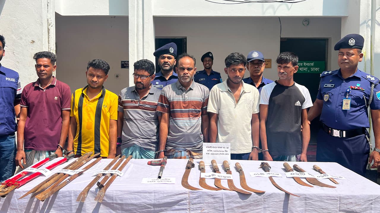 ধামরাইয়ে ড্রেজারে ডাকাতি: পাইপগান ও অস্ত্রসহ গ্রেপ্তার ৬