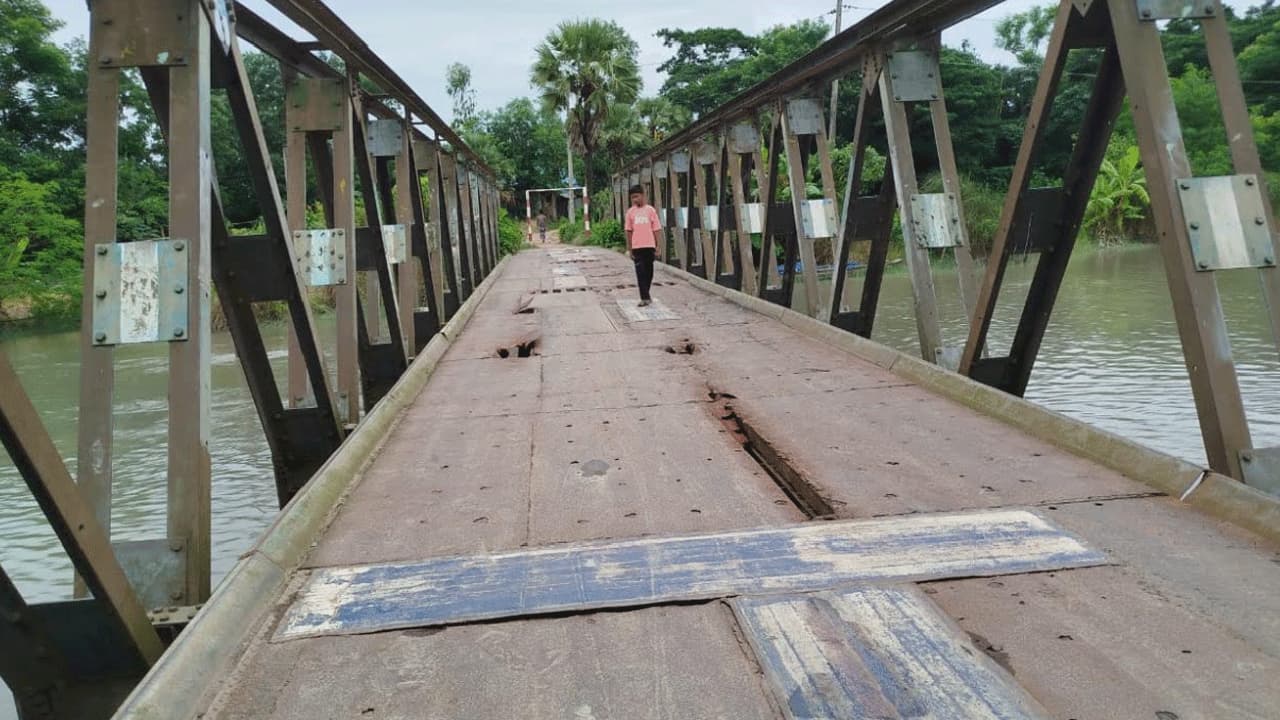 দাগনভূঞায় বেইলি ব্রিজের পাটাতন ভেঙে যান চলাচল বন্ধ, চরম দুর্ভোগে স্থানীয়রা