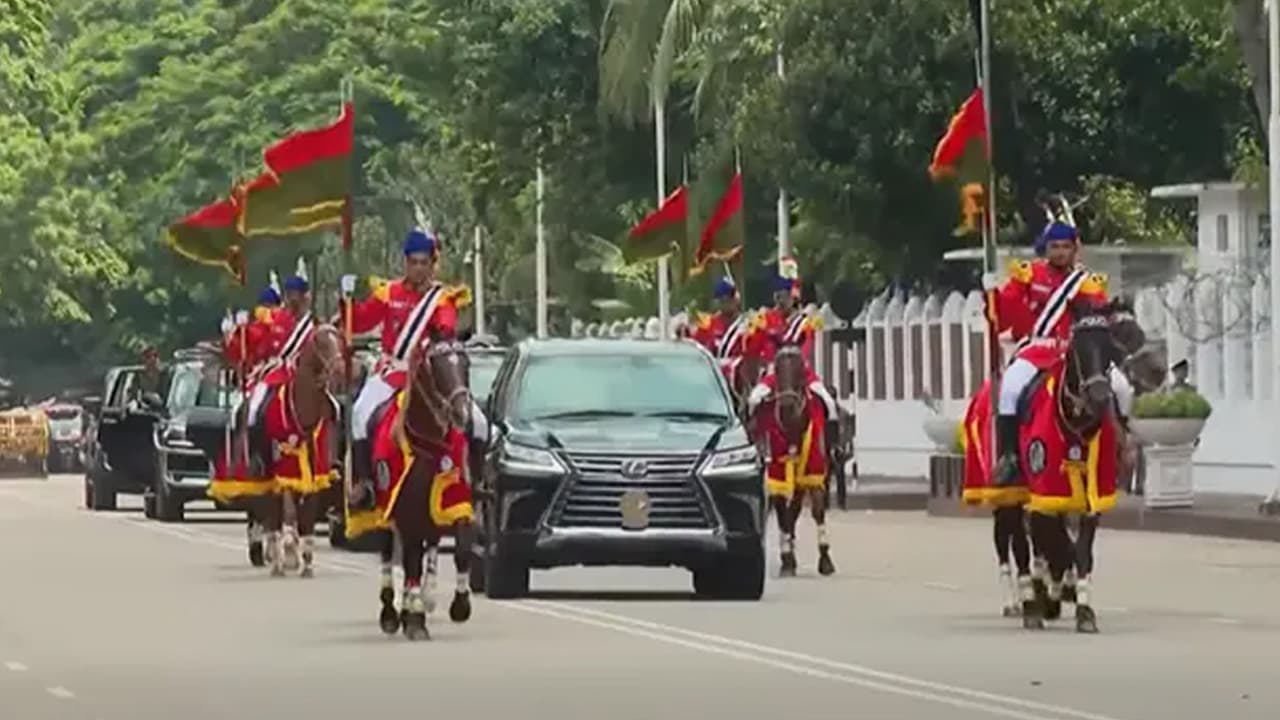 ভারপ্রাপ্ত রাষ্ট্রপতি হাফিজ উদ্দিন আহমদ বঙ্গভবন ত্যাগ করলেন