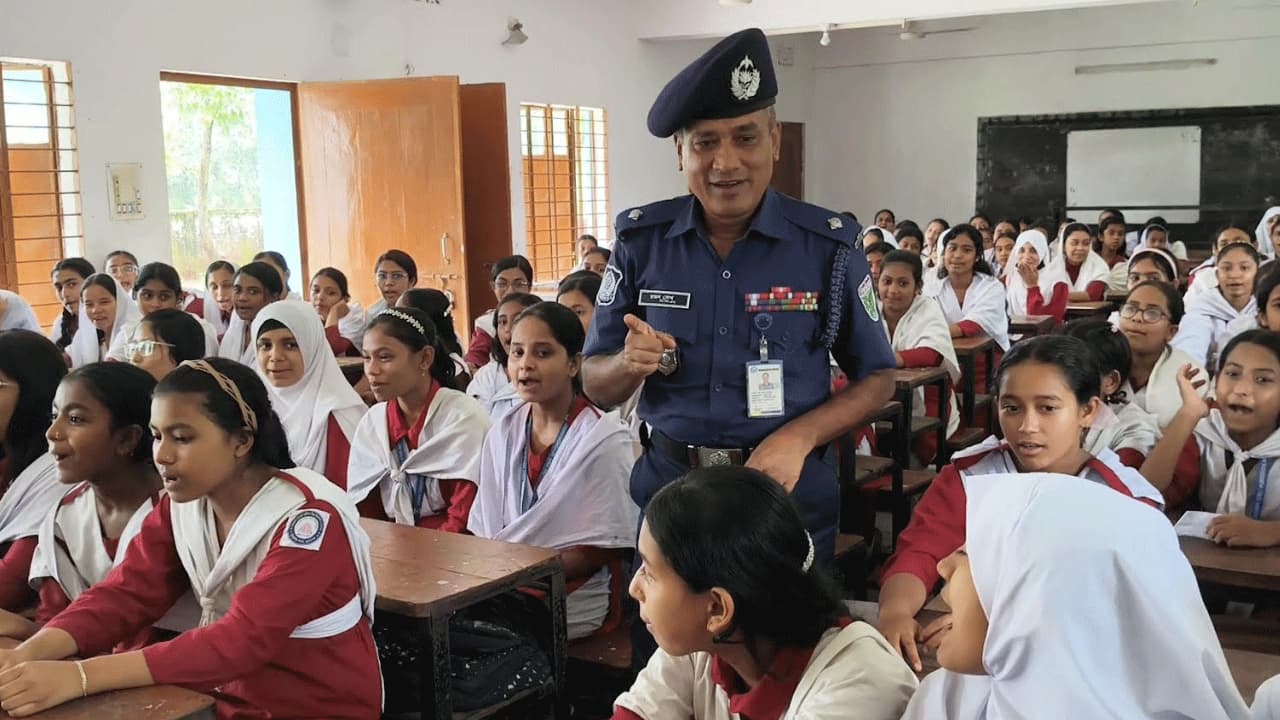 বাল্যবিয়ে ও মাদক প্রতিরোধে শিক্ষার্থীদের সচেতন করলেন ওসি রতন শেখ