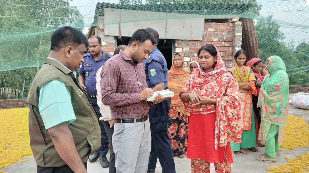 বগুড়ায় অস্বাস্থ্যকর পরিবেশে চিপস উৎপাদন, নিষিদ্ধ উপাদান ব্যবহারের দায়ে কারখানায় ২০ হাজার টাকা জরিমানা