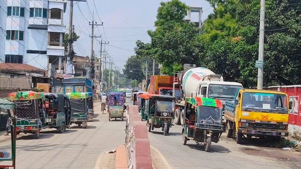 কল্যাণ ফান্ডের টাকা তোলা নিয়ে শ্রমিক সংঘাত: ৯ ঘণ্টা পর চাঁপাইনবাবগঞ্জে যানবাহন চলাচল শুরু