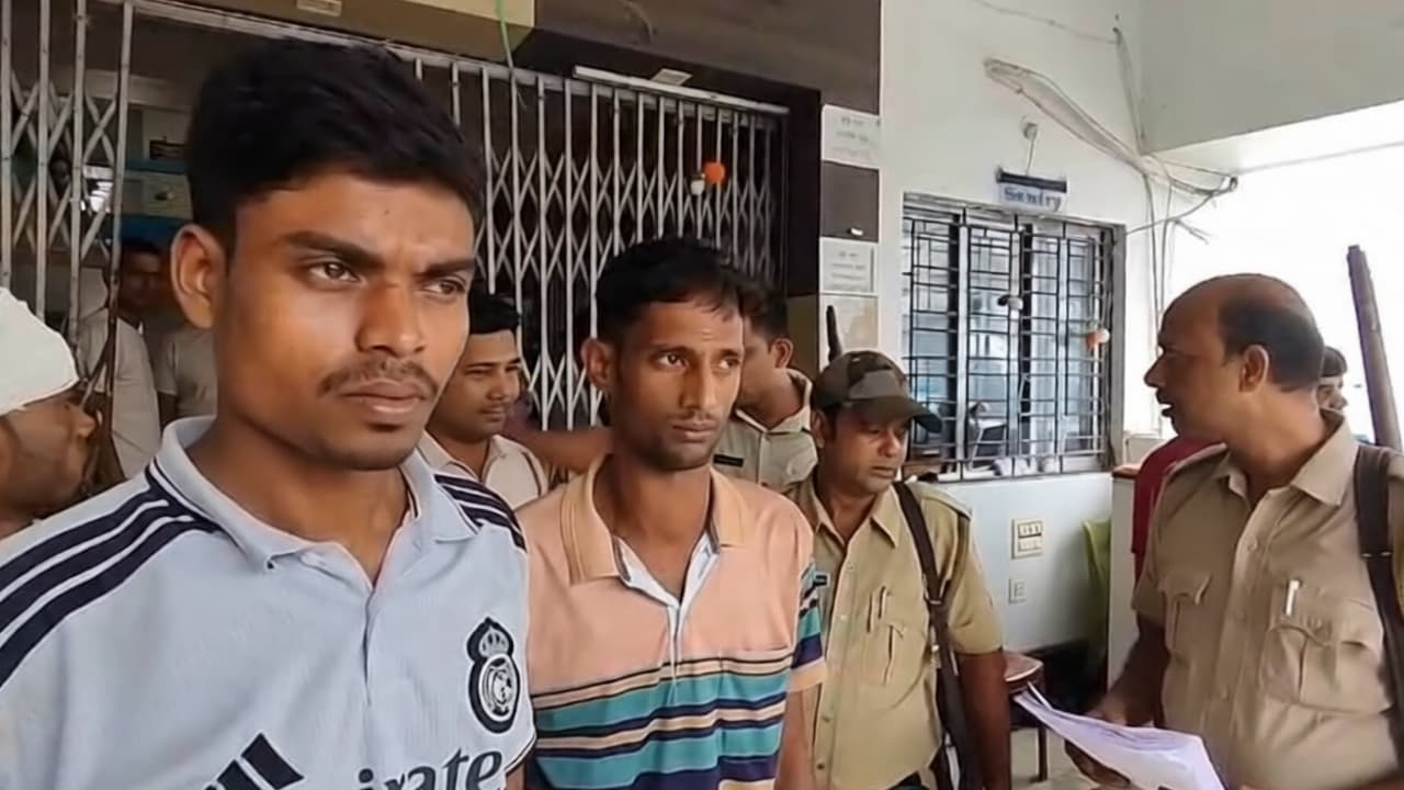 ভারত থেকে গরু আনতে গিয়ে দুই বাংলাদেশি গ্রেপ্তার