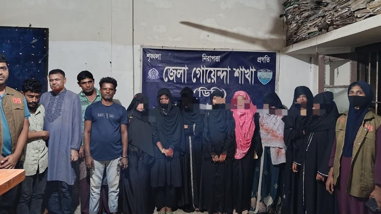 নোয়াখালীর আবাসিক হোটেলে ডিবি পুলিশের অভিযান, ১২ গ্রেপ্তার
