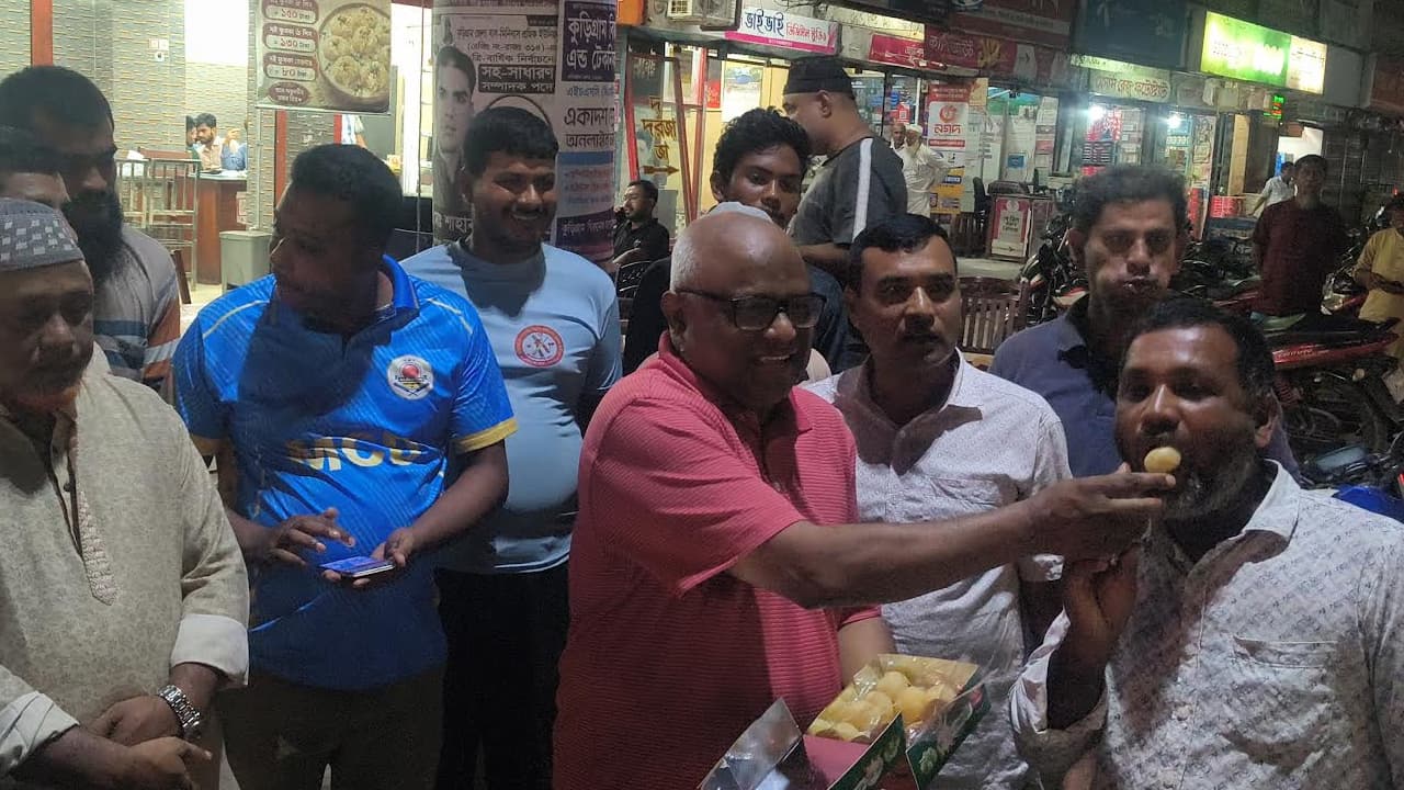 রিজভী বিএনপির ভারপ্রাপ্ত মহাসচিব নিযুক্ত হয়ে কুড়িগ্রামে মিষ্টি বিতরণ