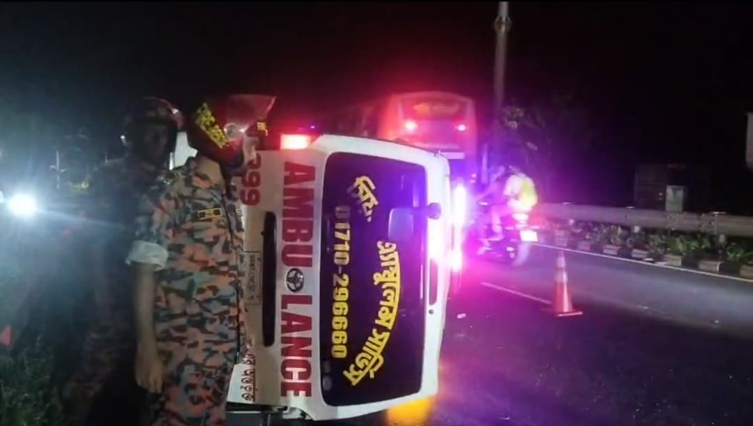 ঢাকা-মাওয়া এক্সপ্রেসওয়েতে অ্যাম্বুলেন্স উল্টে আহত ৫