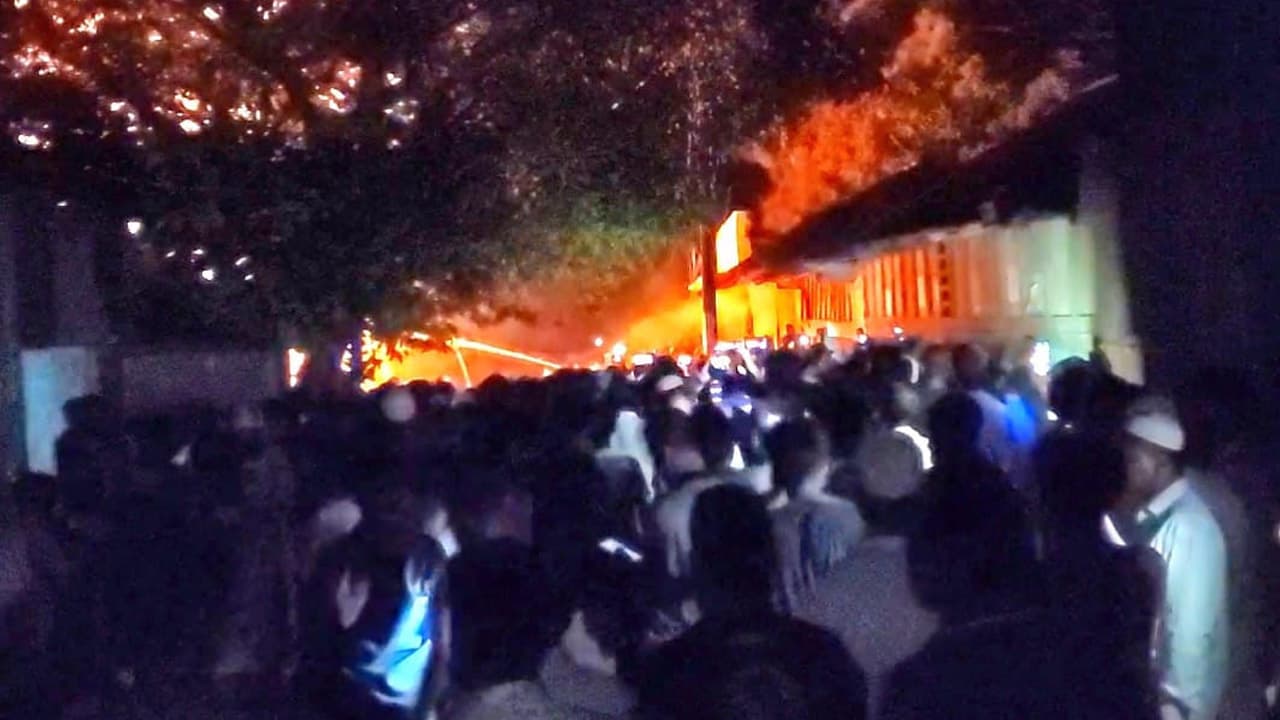 ভোলার দৌলতখানে তেলের ৬ গোডাউনে অগ্নিকাণ্ড, আহত ৩