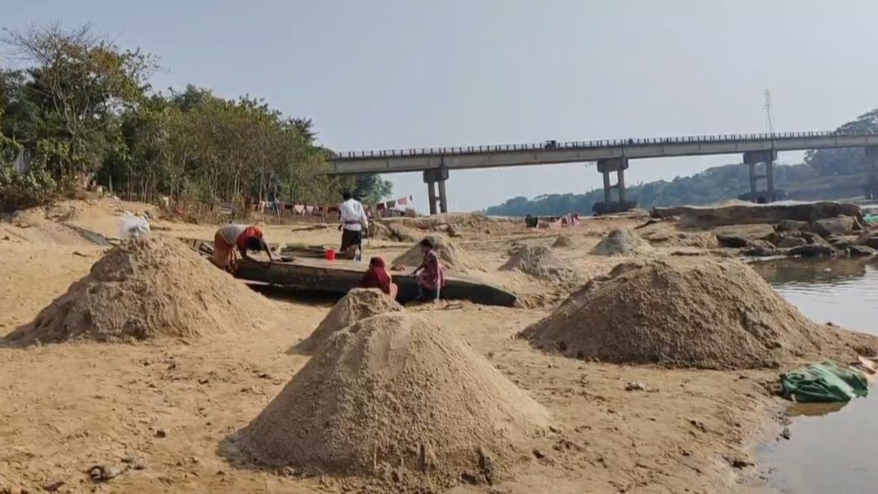 নেত্রকোনায় আদালতের নিষেধাজ্ঞা উপেক্ষা করে অবৈধ বালু উত্তোলন
