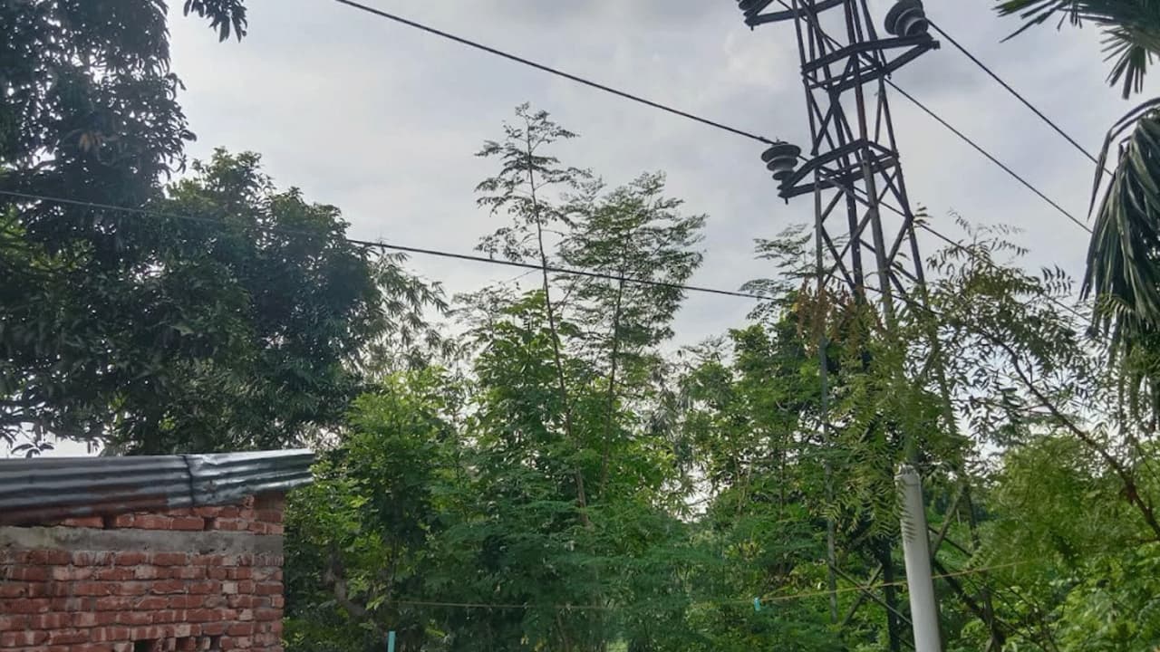 ঝিনাইদহে ৩৩ হাজার ভোল্টের তারের নিচে ঝুঁকিতে দুই শতাধিক পরিবার