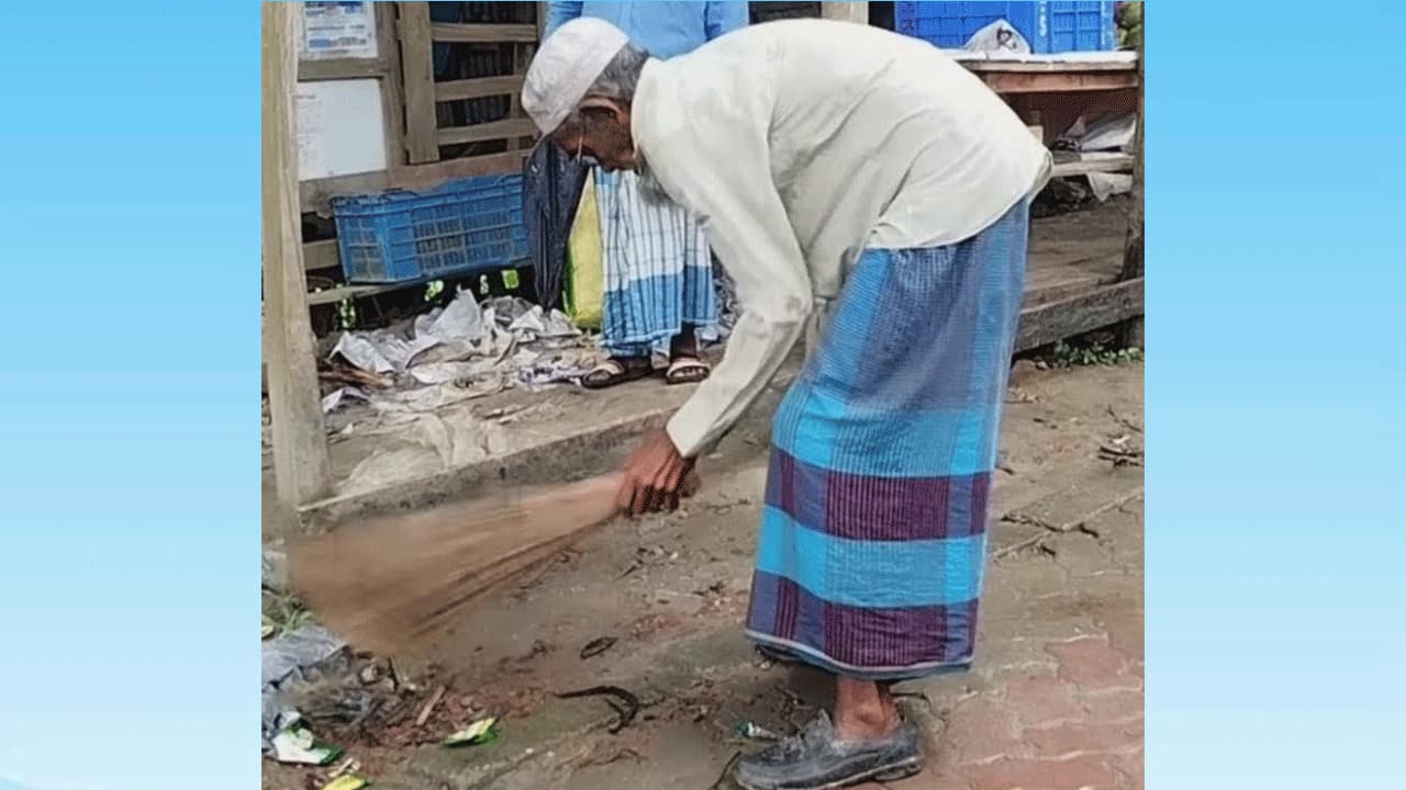 ১০২ বছর বয়সেও বেঁচে থাকার তাগিদে হাটে ঝাড়ু আজাহারের