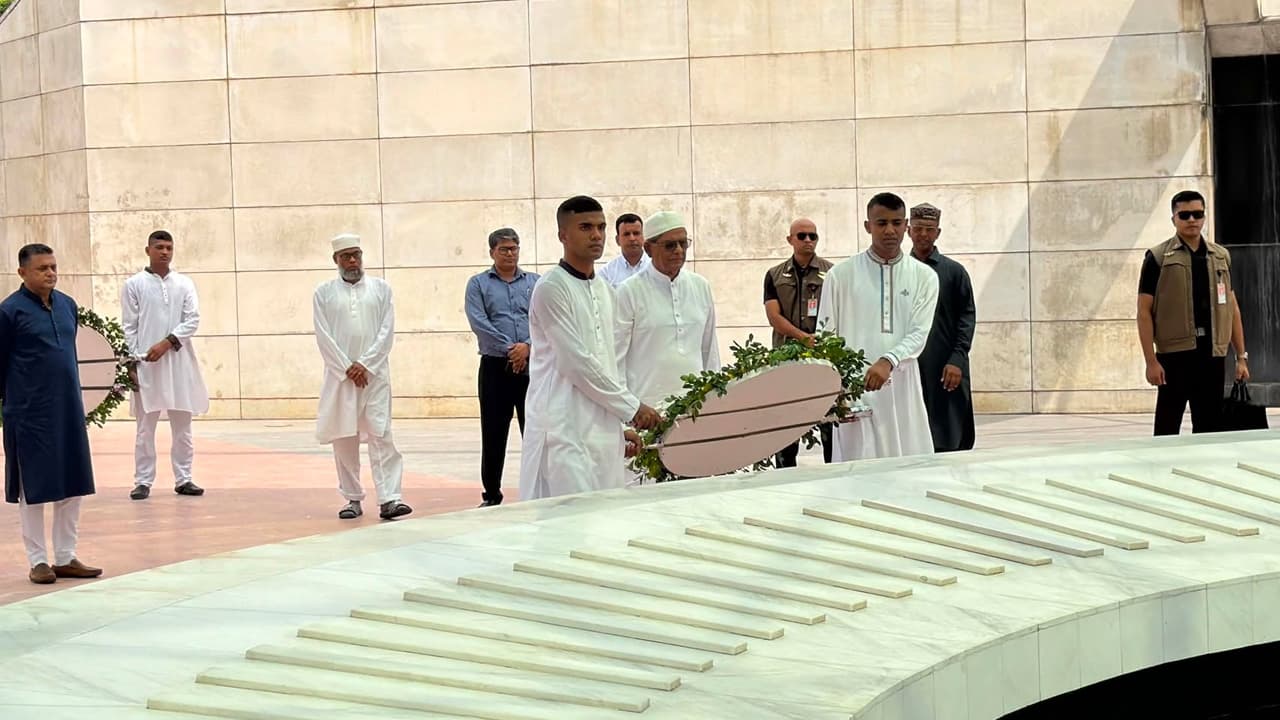 শপথের আগেই জিয়ার সমাধিতে শ্রদ্ধা জানালেন মির্জা ফখরুল