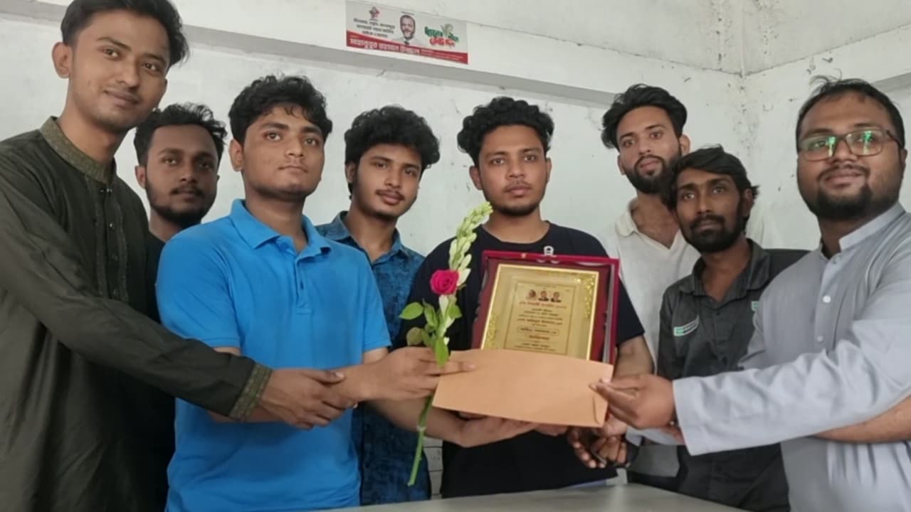বাগেরহাটে মেধাবী দুই শিক্ষার্থীকে ছাত্রদলের সংবর্ধনা