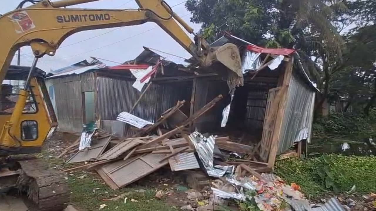 সুবর্ণচরে স্কুলের জায়গা থেকে অবৈধ দোকান উচ্ছেদ