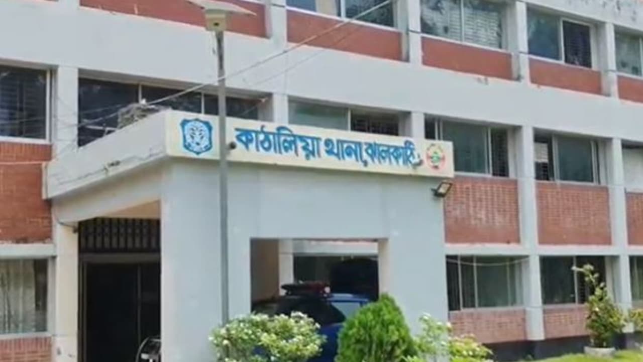 সিগারেট দিতে না পারায় বাবা ও দুই ছেলেকে কুপিয়ে জখম