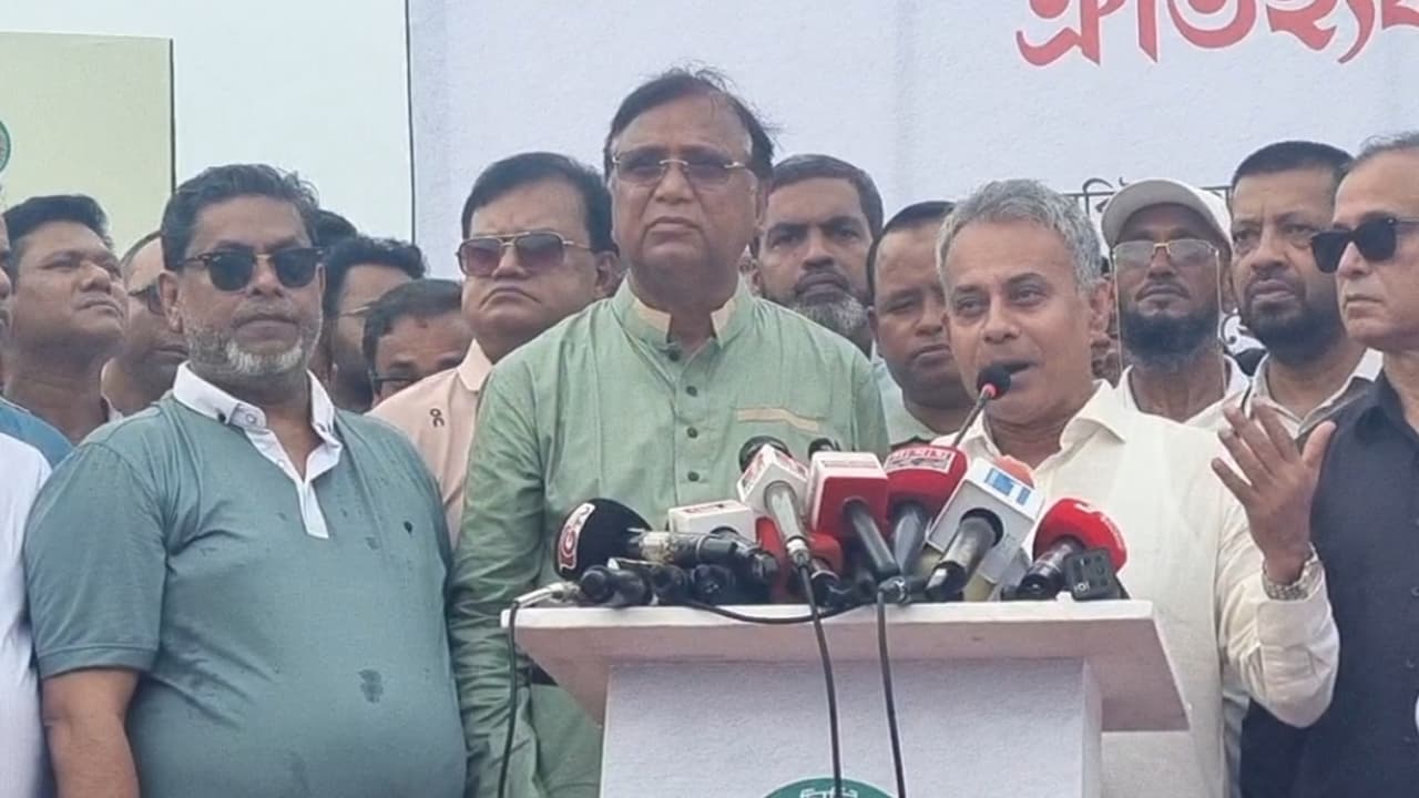 বুড়িগঙ্গার নৌপথ সচল ও নিরাপদ করতে কাজ করছে সরকার