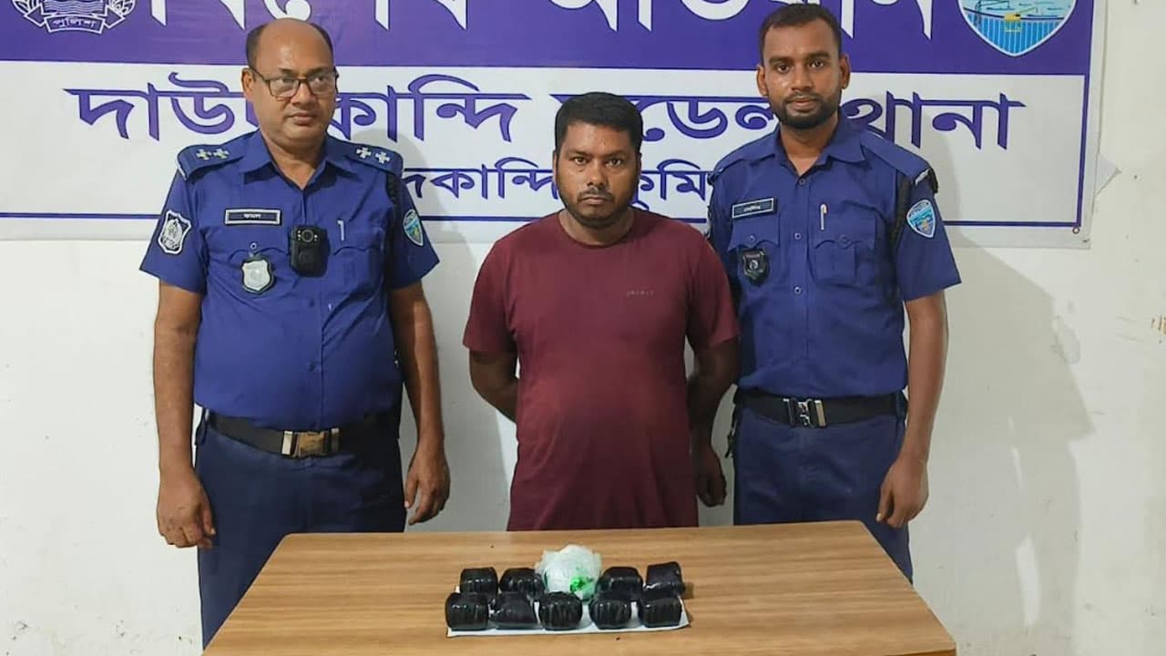 দাউদকান্দিতে মোটরসাইকেল থেকে ১০ হাজার ইয়াবাসহ গ্রেপ্তার