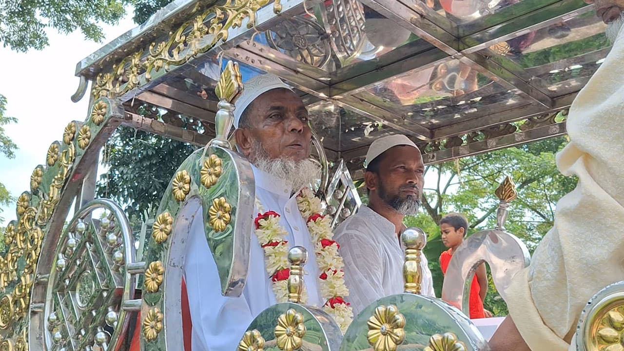 ২৫ বছর ইমামতির পর ঘোড়ার গাড়িতে ইমামের রাজকীয় বিদায়