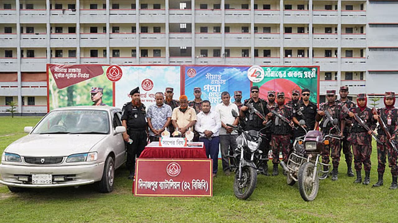 দিনাজপুরে ৩৮ কোটি টাকার সাপের বিষসহ ৪ আটক