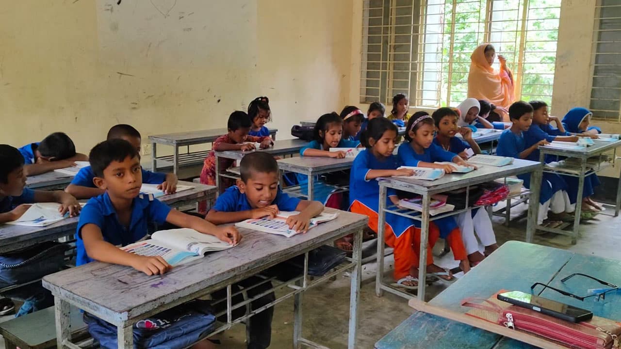 ময়মনসিংহে প্রাথমিকের হালচাল/ভারপ্রাপ্তে ভরসা, কমছে শিক্ষার্থীর সংখ্যা