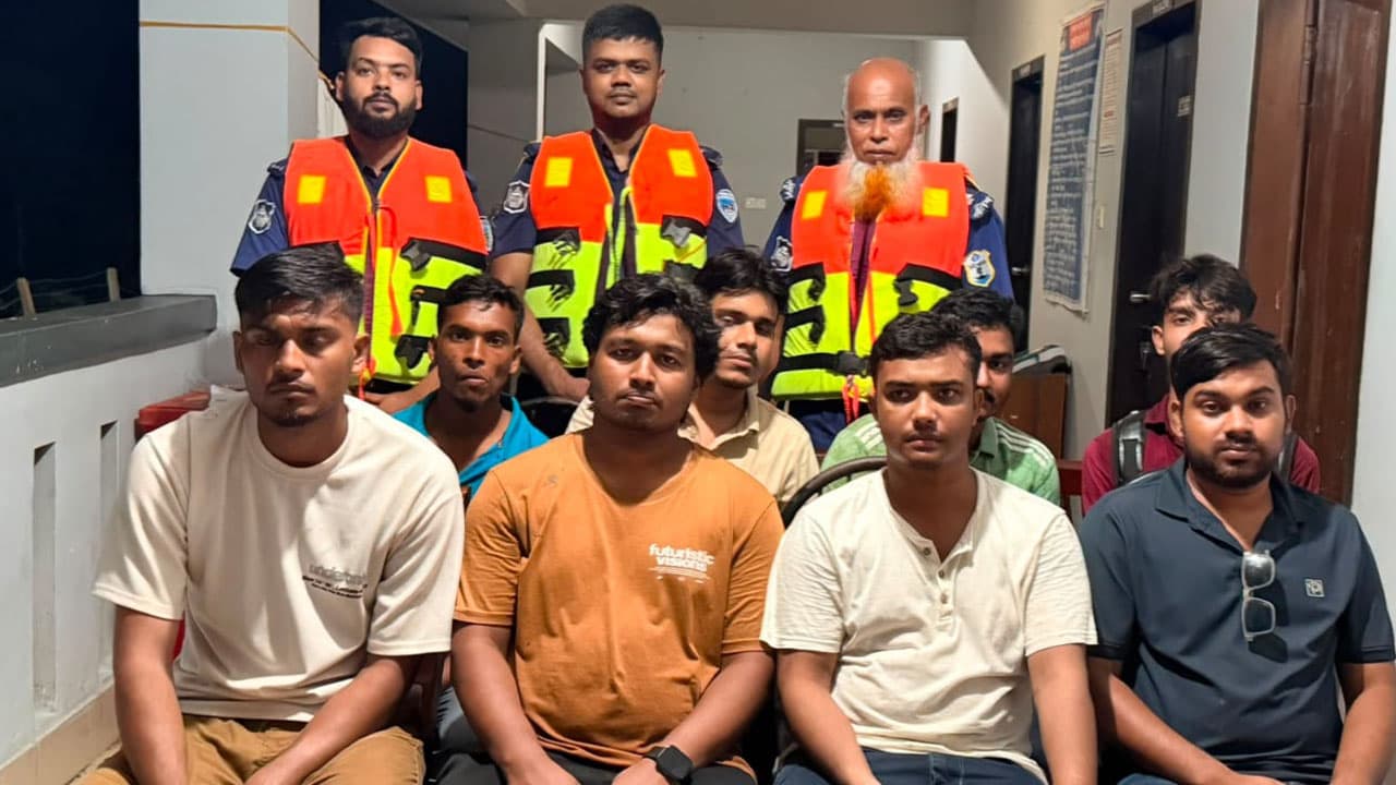 রাই নদীতে নৌকাডুবির শিকার ৯ পর্যটককে উদ্ধার