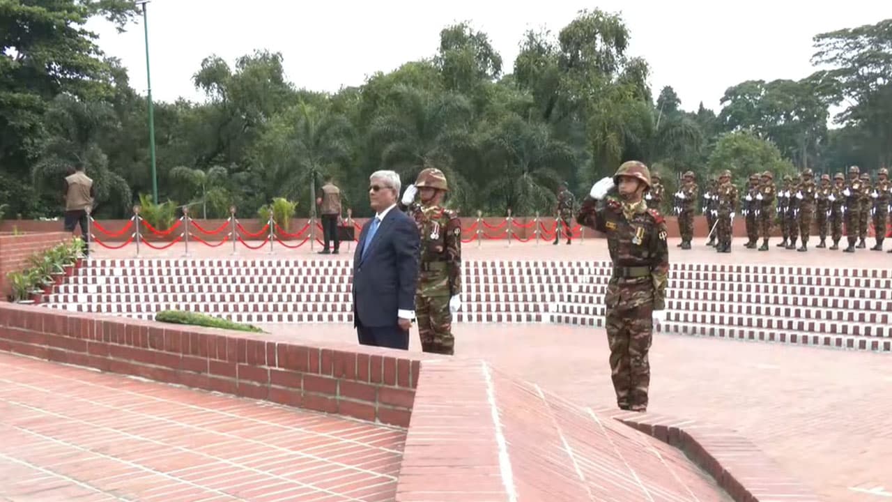স্মৃতিসৌধে রাষ্ট্রপতি মির্জা ফখরুলের শ্রদ্ধা নিবেদন