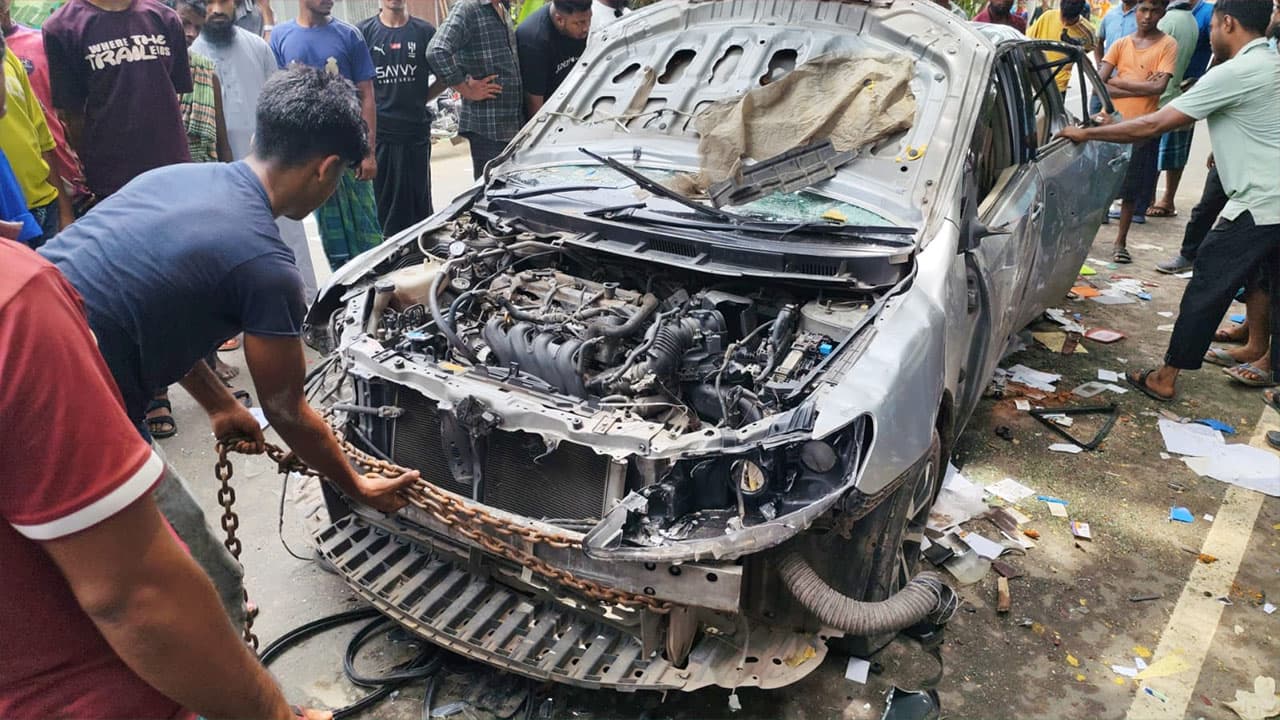 আহতদের উদ্ধার করতে গিয়ে প্রাইভেটকার চাপায় বৃদ্ধ নিহত