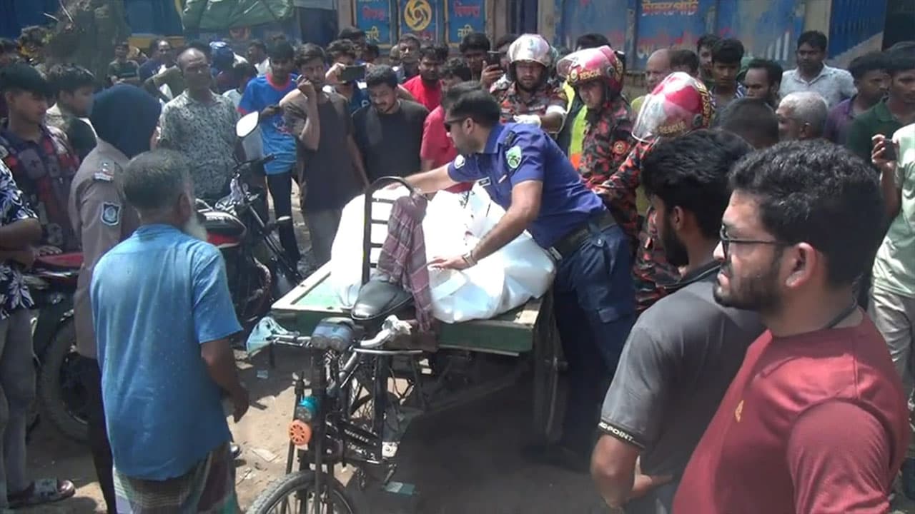 নাটোরে বাসচাপায় ভ্যানচালক ও যাত্রী নিহত