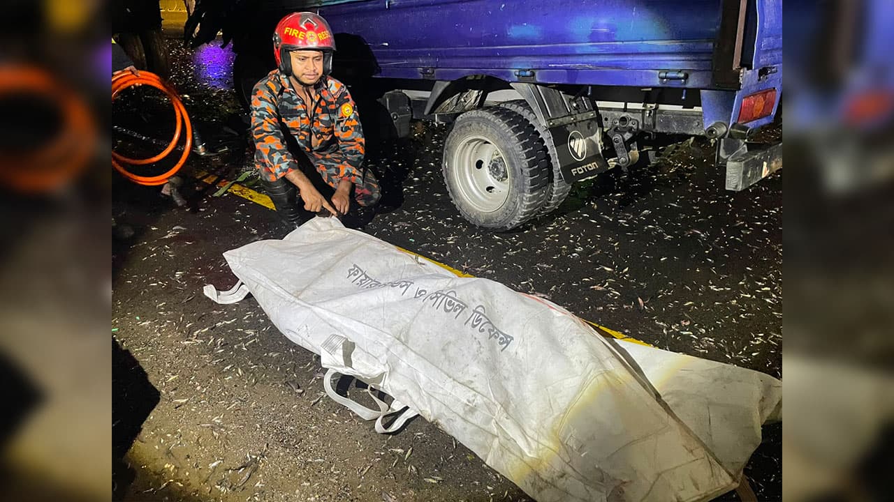 মহাসড়কে বিকল ট্রাকে পিকআপের ধাক্কা, নিহত ১