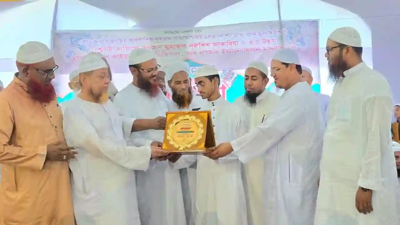 হাফেজ নুরুদ্দিনকে সংবর্ধনা দিলেন চরমোনাই পীর