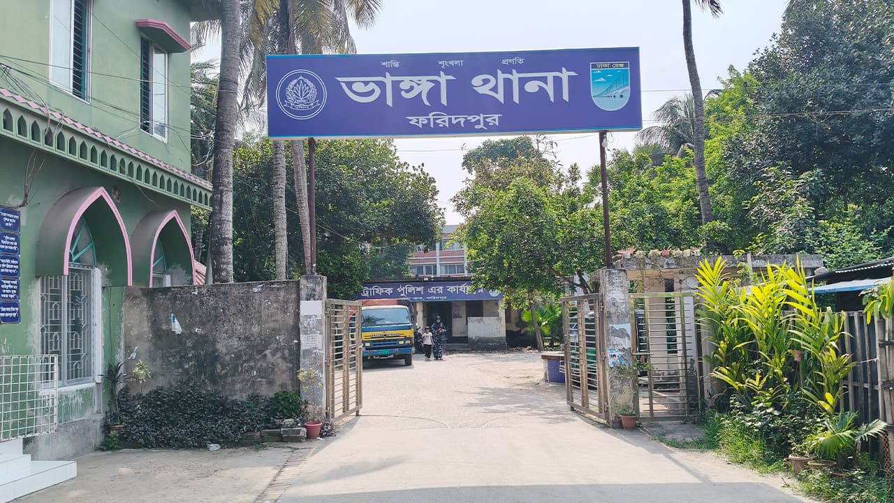 থানার সামনে নারীকে নিয়ে দুই ভাইয়ের সংঘর্ষ, আহত ৫