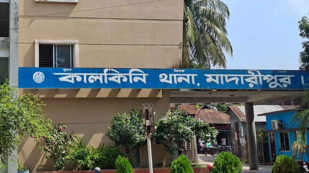 মাদারীপুরে বৃদ্ধের পায়ের রগ কাটা ও বাড়িতে বোমা হামলা