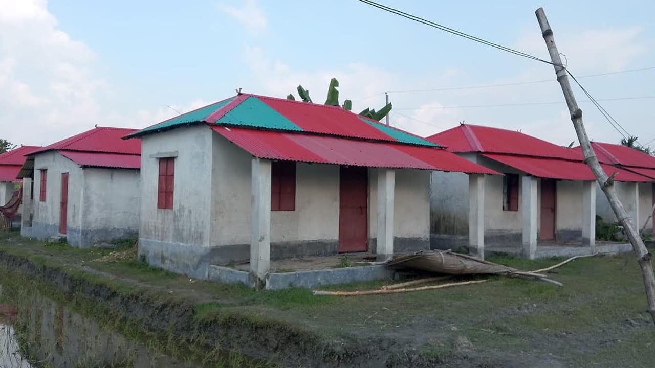 নীলফামারীতে আশ্রয়ন প্রকল্পের ৯০টি ঘরেই তালা