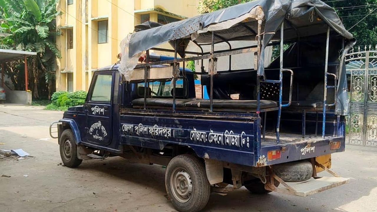 ফরিদপুরে মাদক ও আধিপত্য নিয়ে সংঘর্ষ, পুলিশের গাড়ি ভাঙচুর
