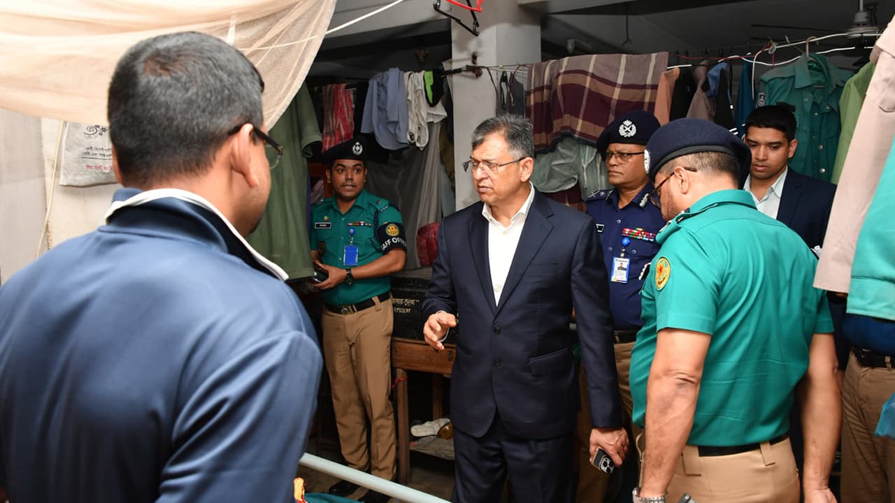 তেজগাঁও থানা আকস্মিক পরিদর্শনে স্বরাষ্ট্রমন্ত্রী