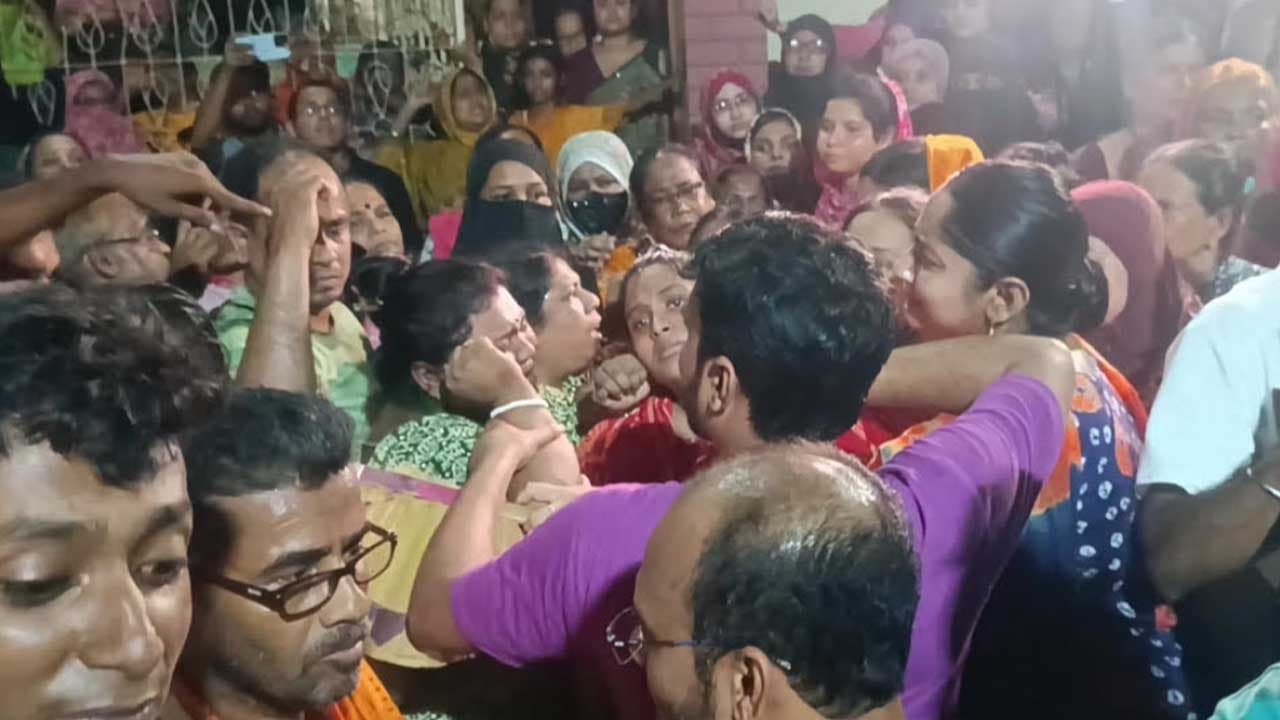 কলকাতায় অগ্নিকাণ্ডে নিহত সাংবাদিক দেবাশীষ দত্তের দাফন